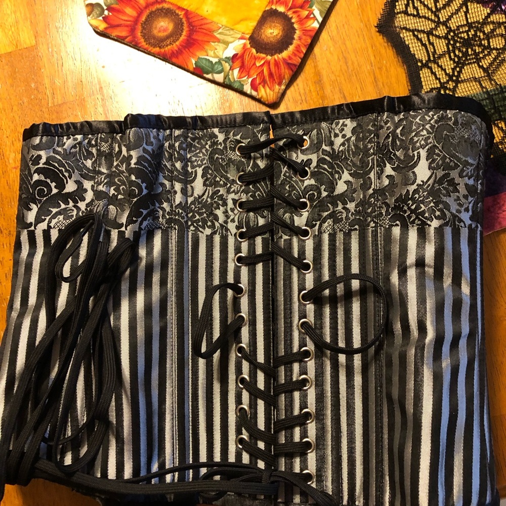 Corset - Picture 4 of 4